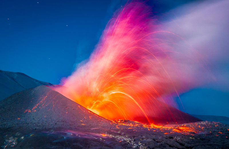 Illustration for article titled Las asombrosas fotos de una erupción volcánica con relámpagos en Chile